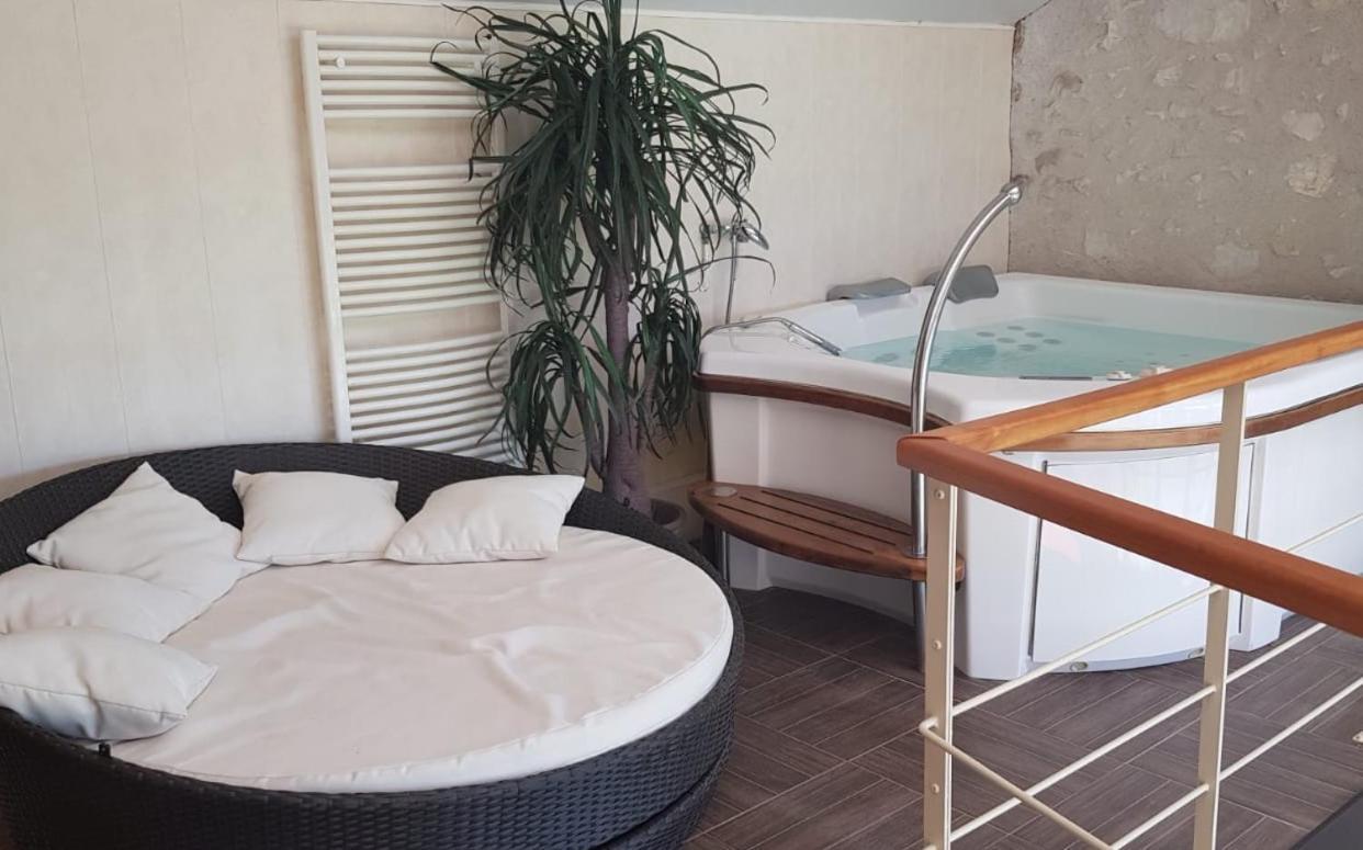 Le Domaine De Tizo Hotel Saint-Victor-de-Morestel Eksteriør billede